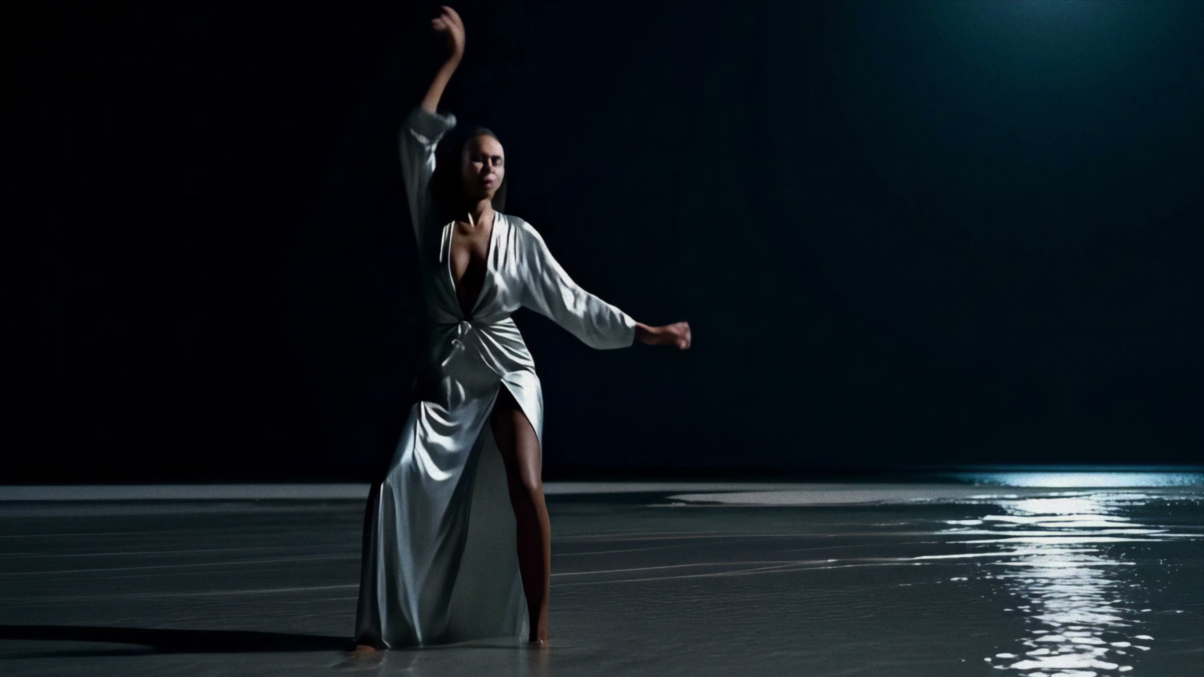 A dancer in «Echoes» drifts between contemporary dance and a trance-like movement.