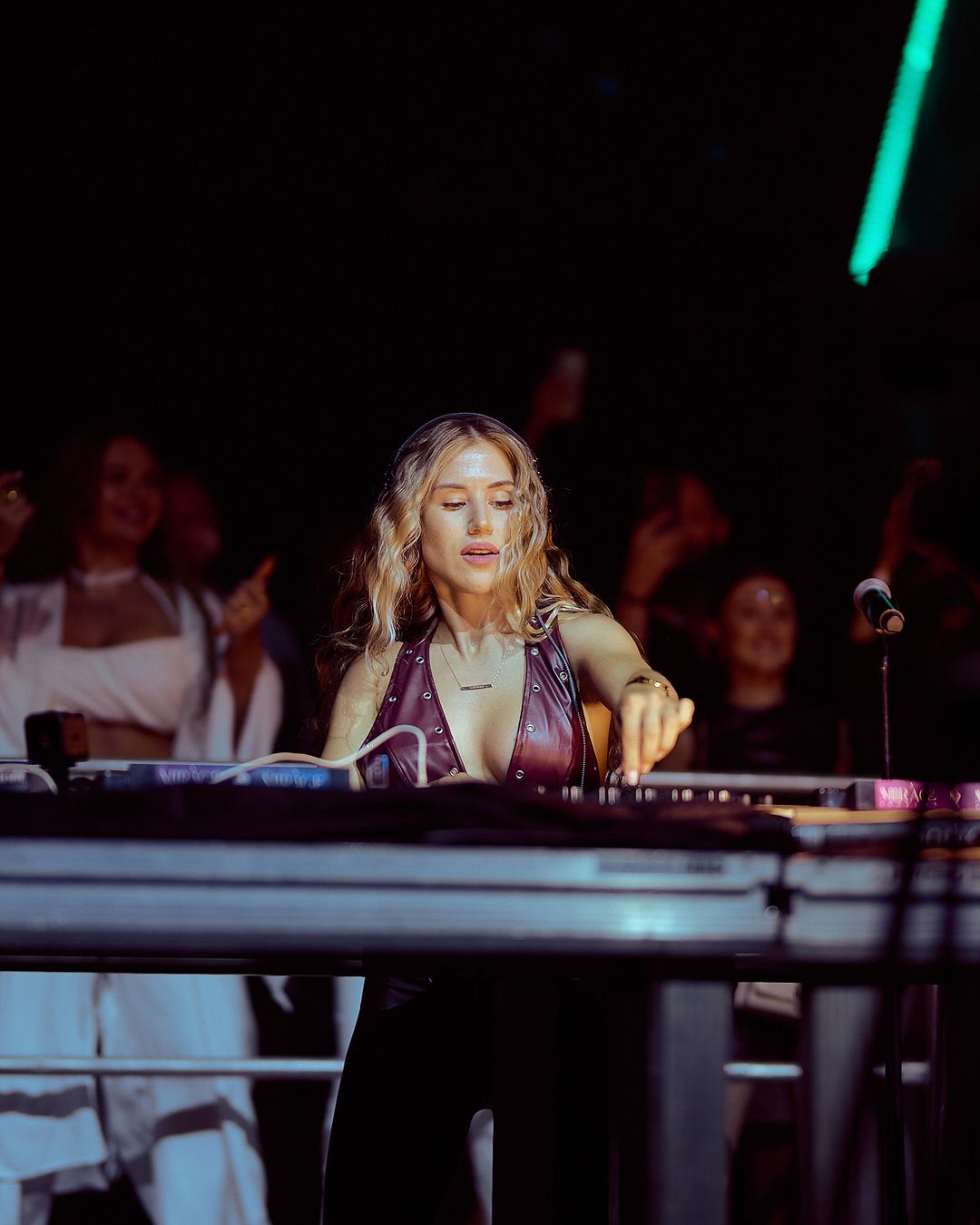 KRISMI performing at MIRÀGE Festival
