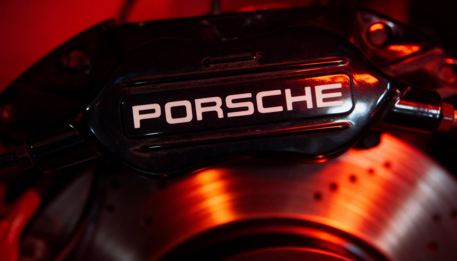 PORSCHE on the caliper — the car’s anatomy in macro